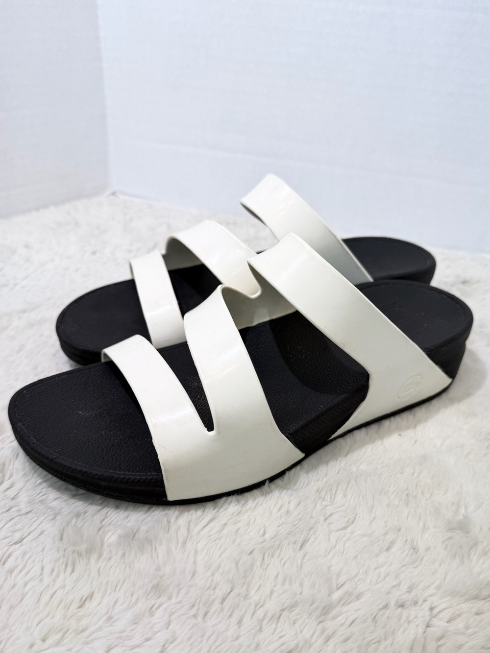 Fitflop size 7 Superjelly Twist slide sandals in white with black sole